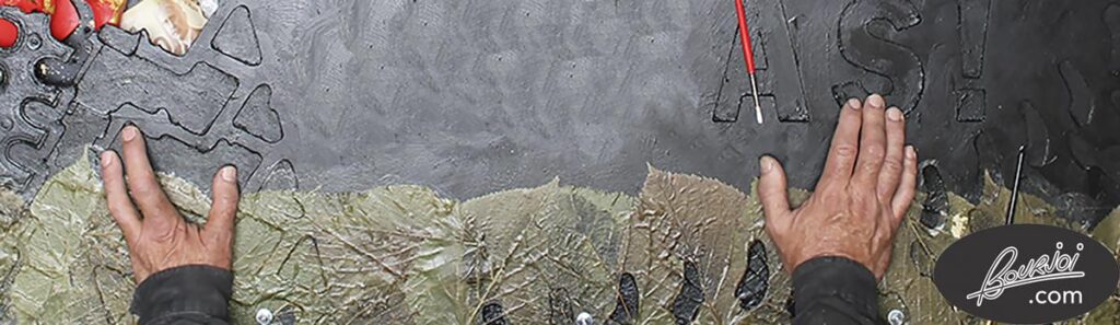 Trois doigts sur tableau